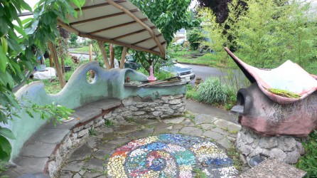 cobcommons COB COMMONS: Community cob oven and bench, built on one corner of an suburban intersection, Portland, Oregon, USA. photo courtesy of Joel Catchlove.